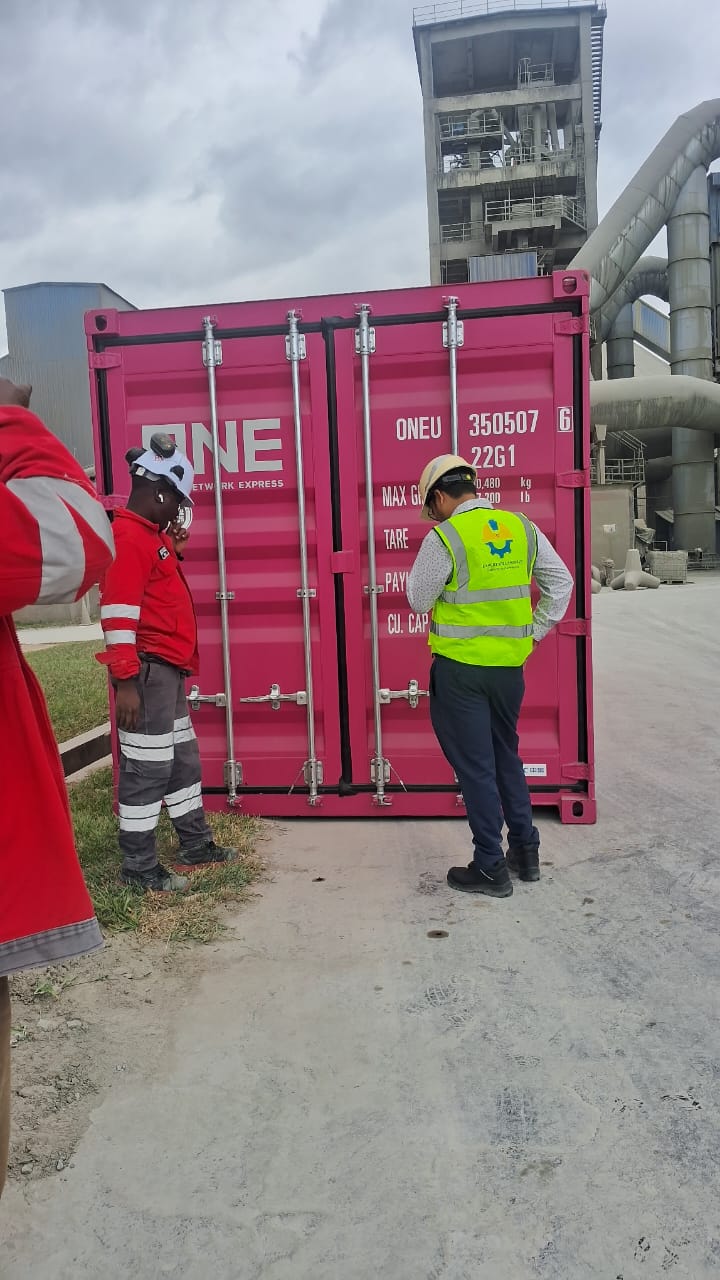 Équipe auprès d’un conteneur sur site industriel