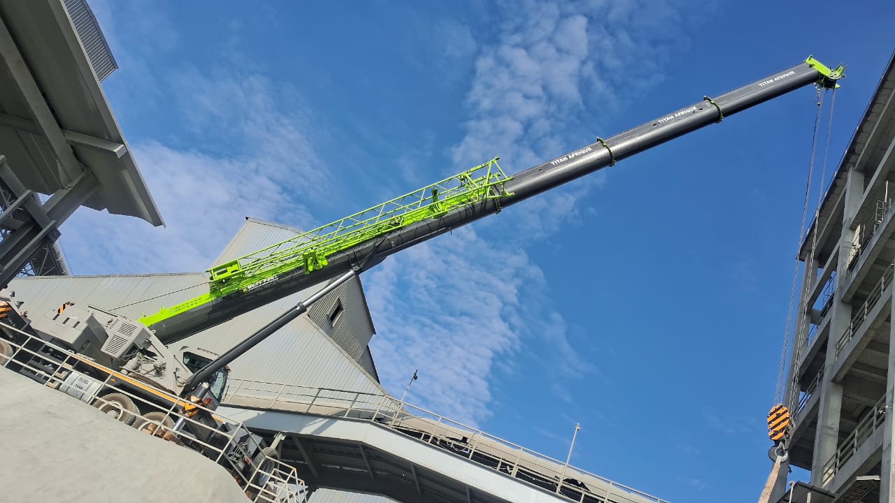 Grue Titan Afrique déployée sur site industriel